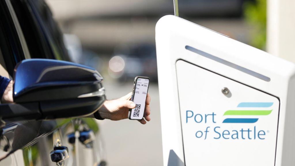 Customer scanning reservation QR code